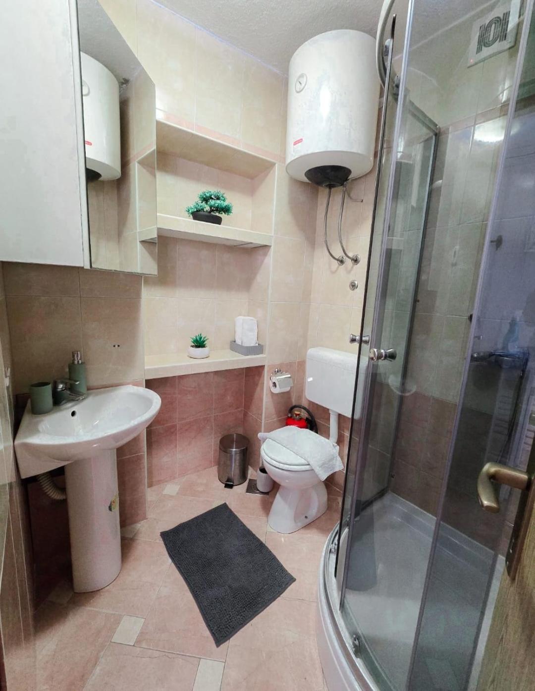 Private Bedroom With Bathroom Baška Voda Buitenkant foto