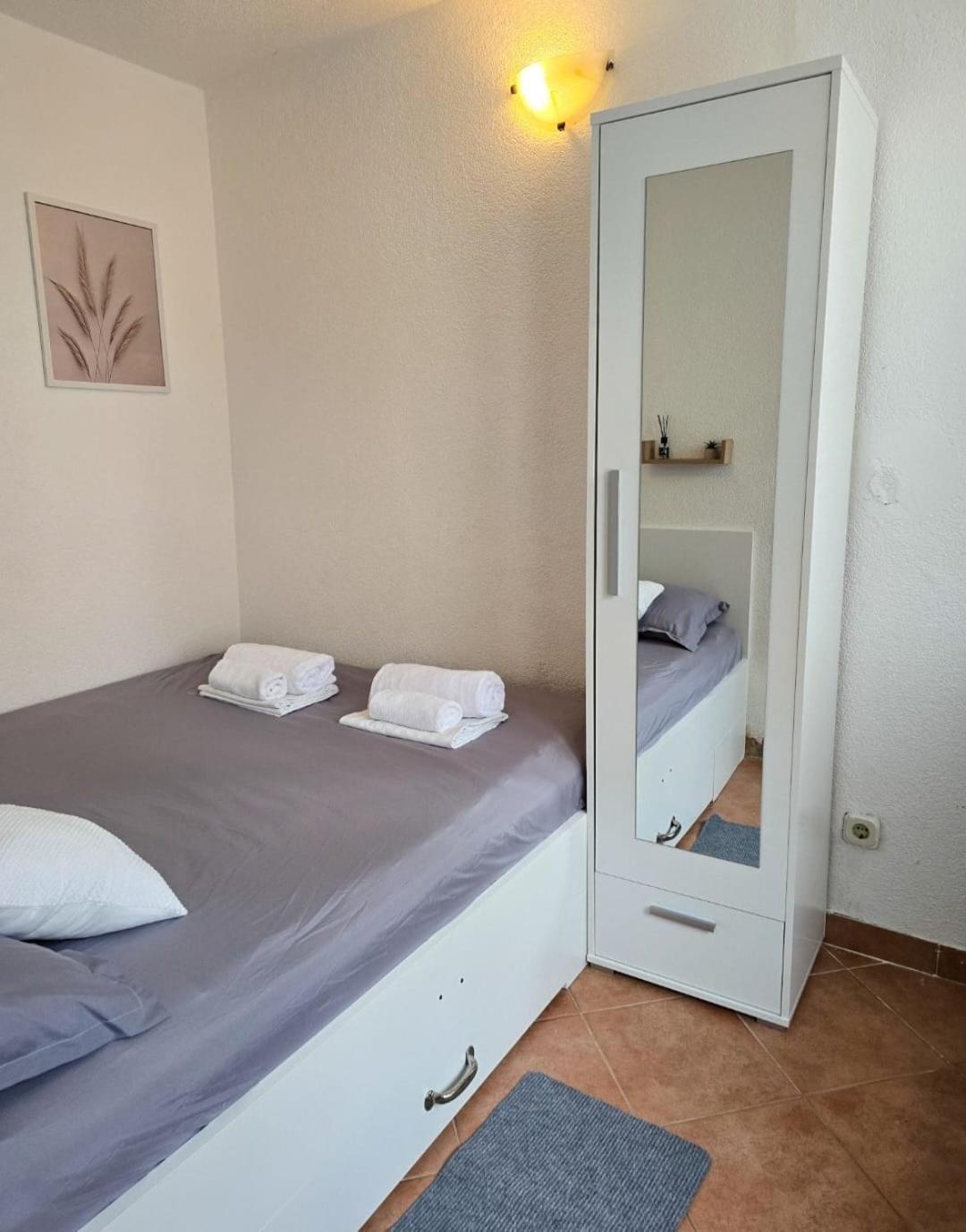 Private Bedroom With Bathroom Baška Voda Buitenkant foto
